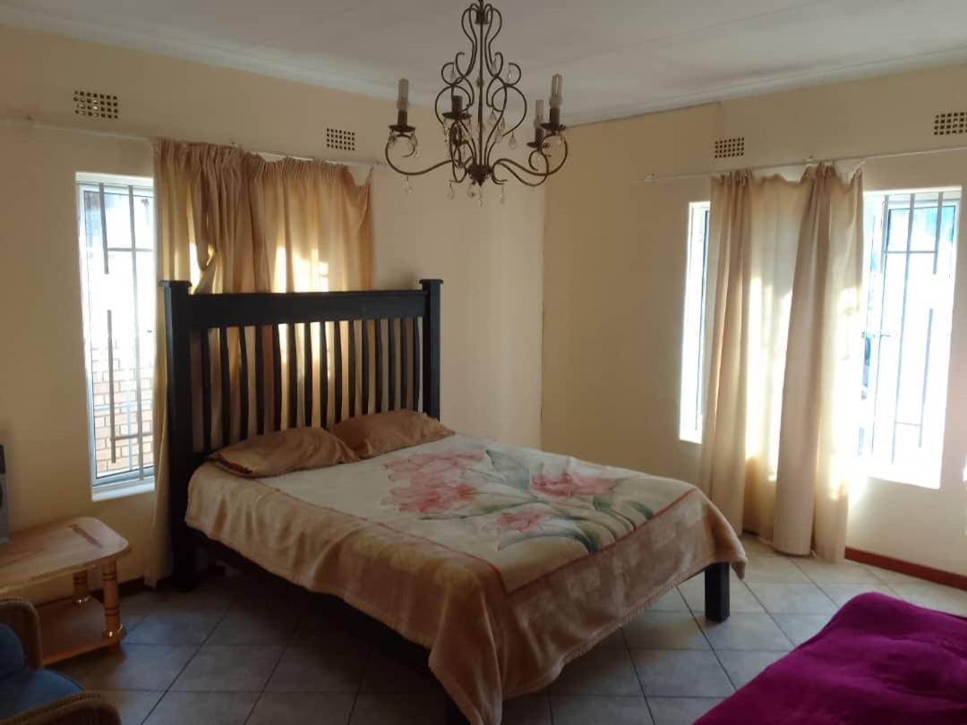 Sugar Shack Backpackers Botswana Bed and Breakfast Gaborone Exteriör bild