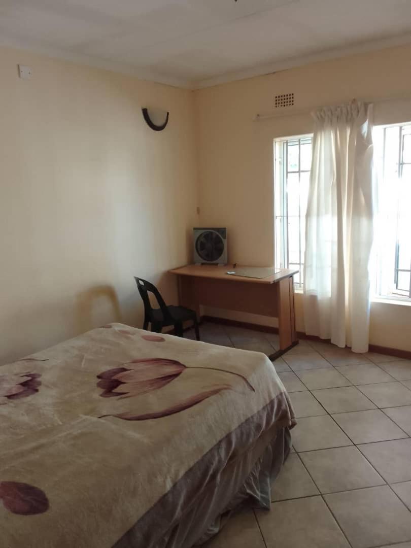Sugar Shack Backpackers Botswana Bed and Breakfast Gaborone Exteriör bild