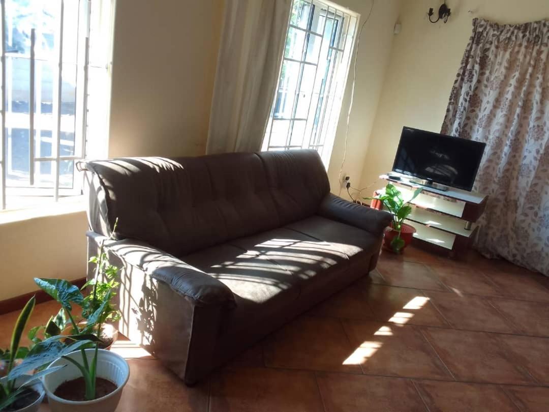 Sugar Shack Backpackers Botswana Bed and Breakfast Gaborone Exteriör bild