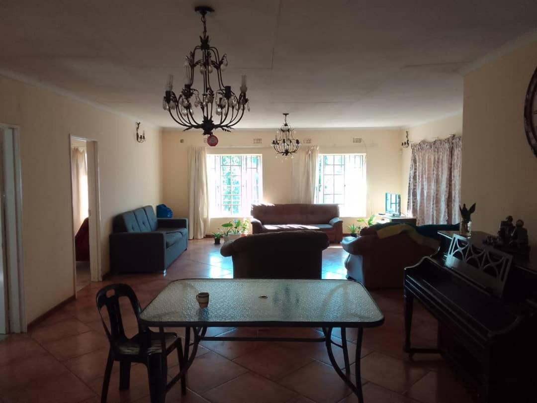 Sugar Shack Backpackers Botswana Bed and Breakfast Gaborone Exteriör bild